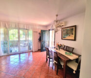 Дом с садом и бассейном недалеко от города, 102 кв.м.