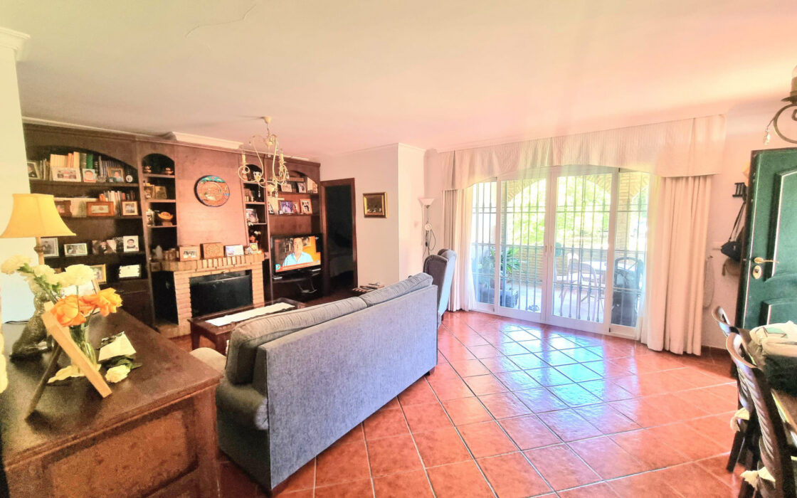 Дом с садом и бассейном недалеко от города, 102 кв.м.