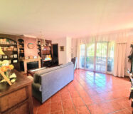 Дом с садом и бассейном недалеко от города, 102 кв.м.