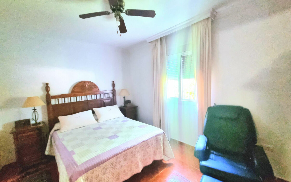 Дом с садом и бассейном недалеко от города, 102 кв.м.