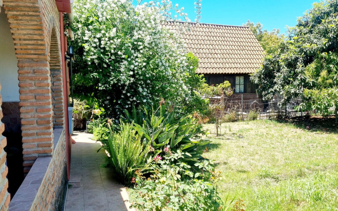 Дом с садом и бассейном недалеко от города, 102 кв.м.