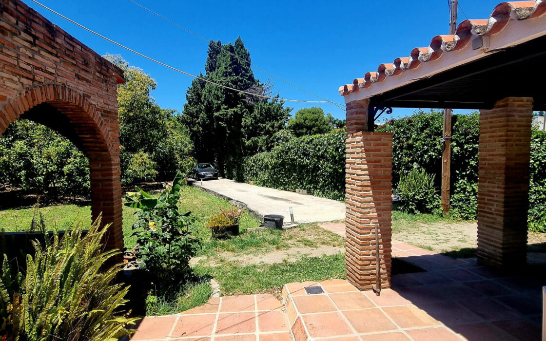 Дом с садом и бассейном недалеко от города, 102 кв.м.