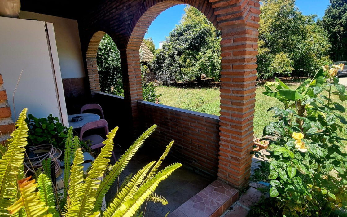 Дом с садом и бассейном недалеко от города, 102 кв.м.