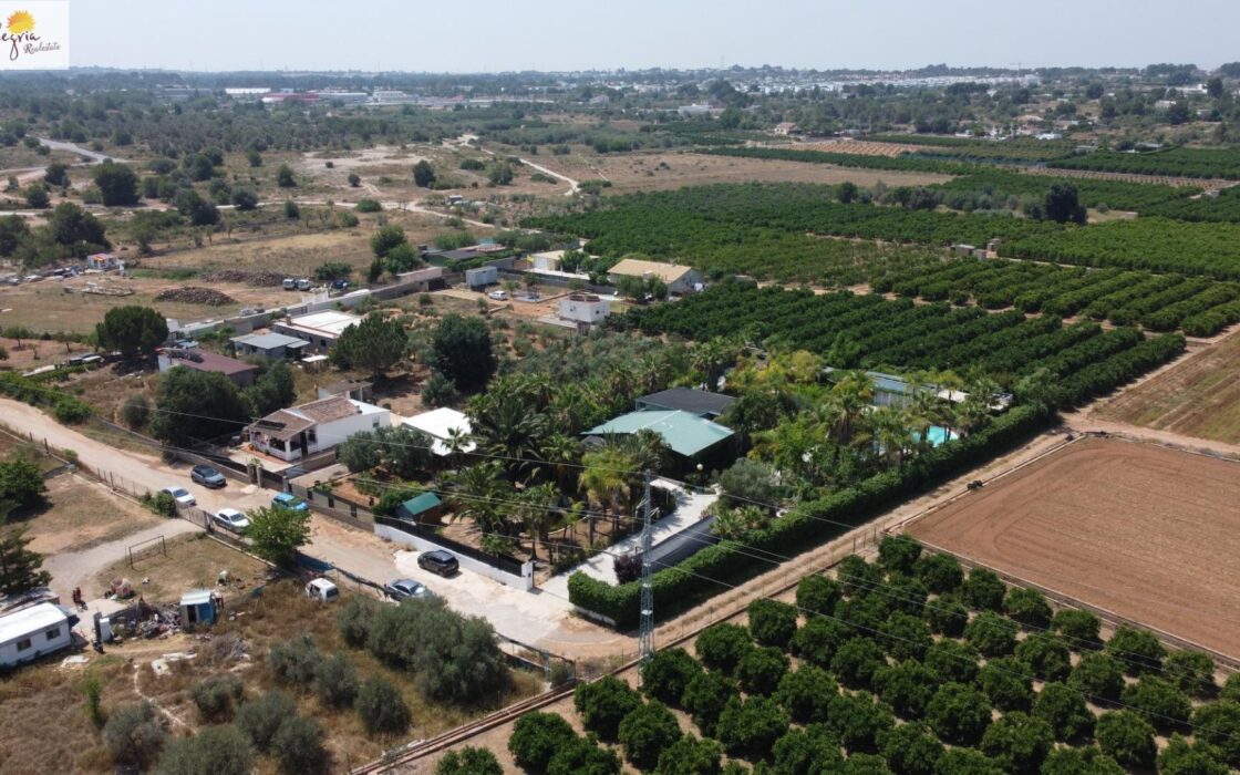 Дом в Бетере 420 кв.м с бассейном, 22 км до моря