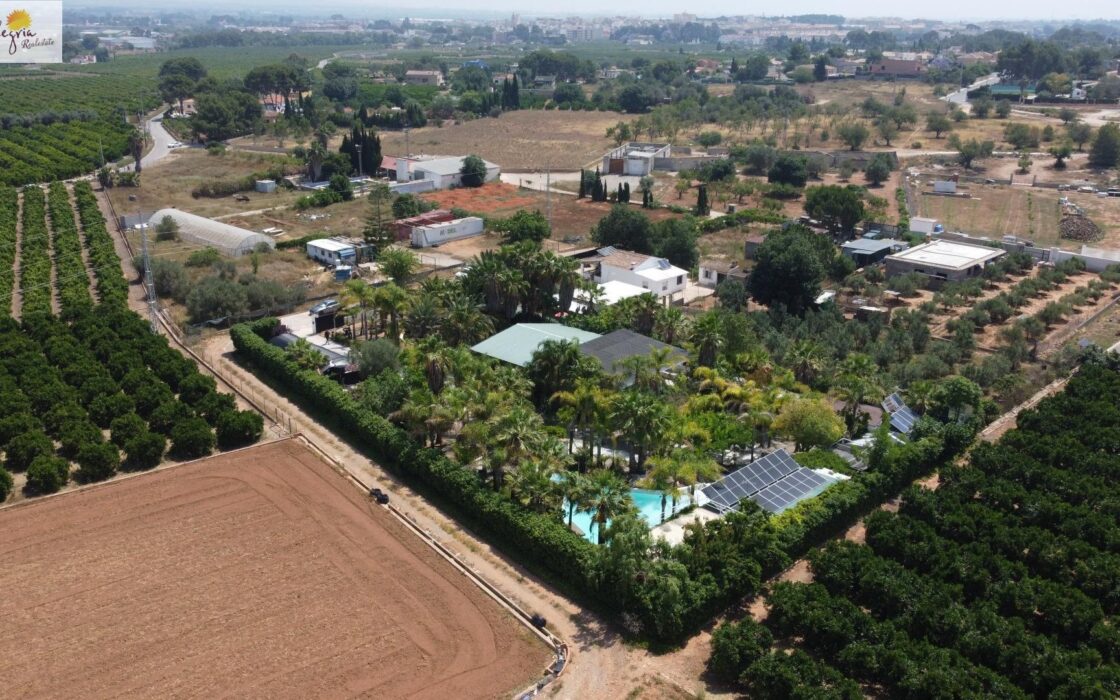 Дом в Бетере 420 кв.м с бассейном, 22 км до моря