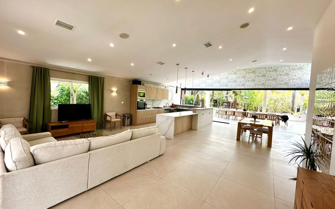 Дом в Бетере 420 кв.м с бассейном, 22 км до моря