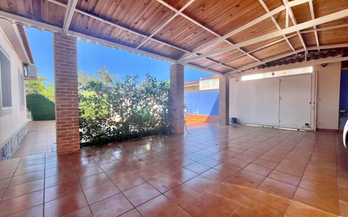 Вилла в Торревьехе 180 кв.м с террасой 1.5 км от моря