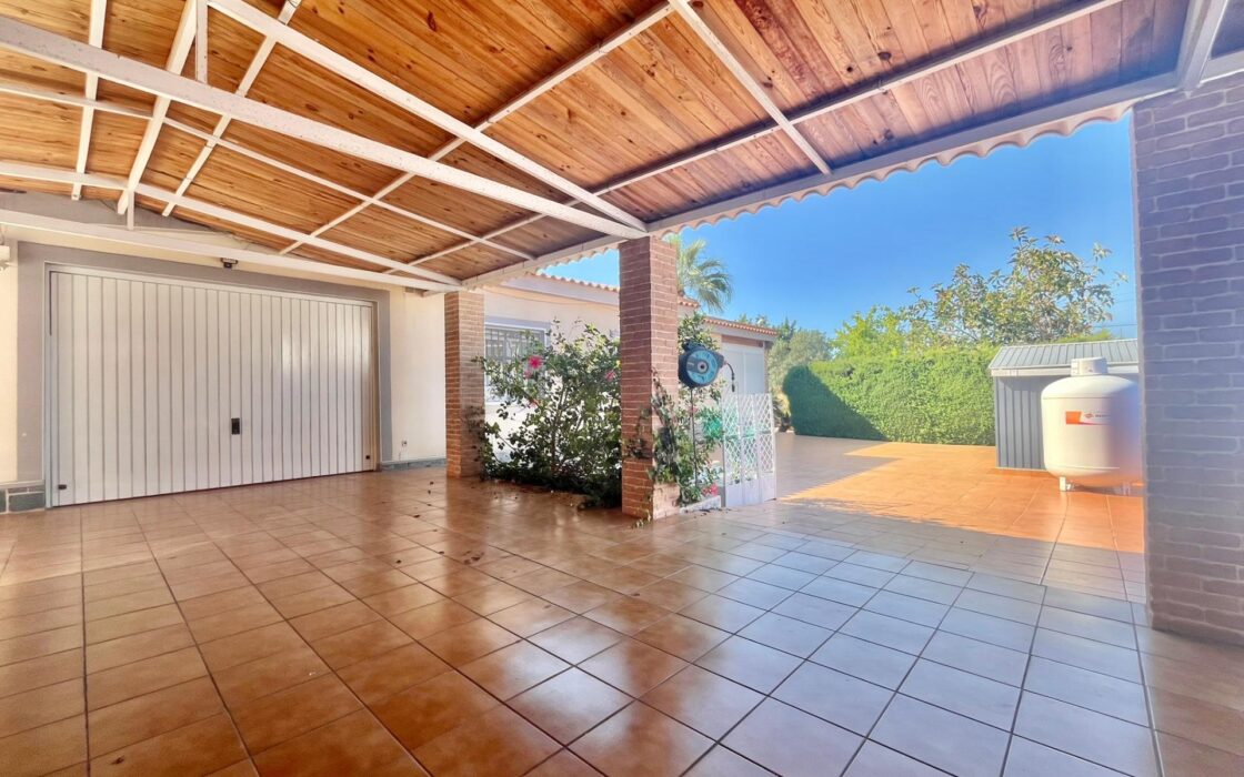 Вилла в Торревьехе 180 кв.м с террасой 1.5 км от моря