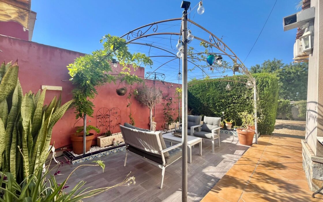 Вилла в Торревьехе 180 кв.м с террасой 1.5 км от моря