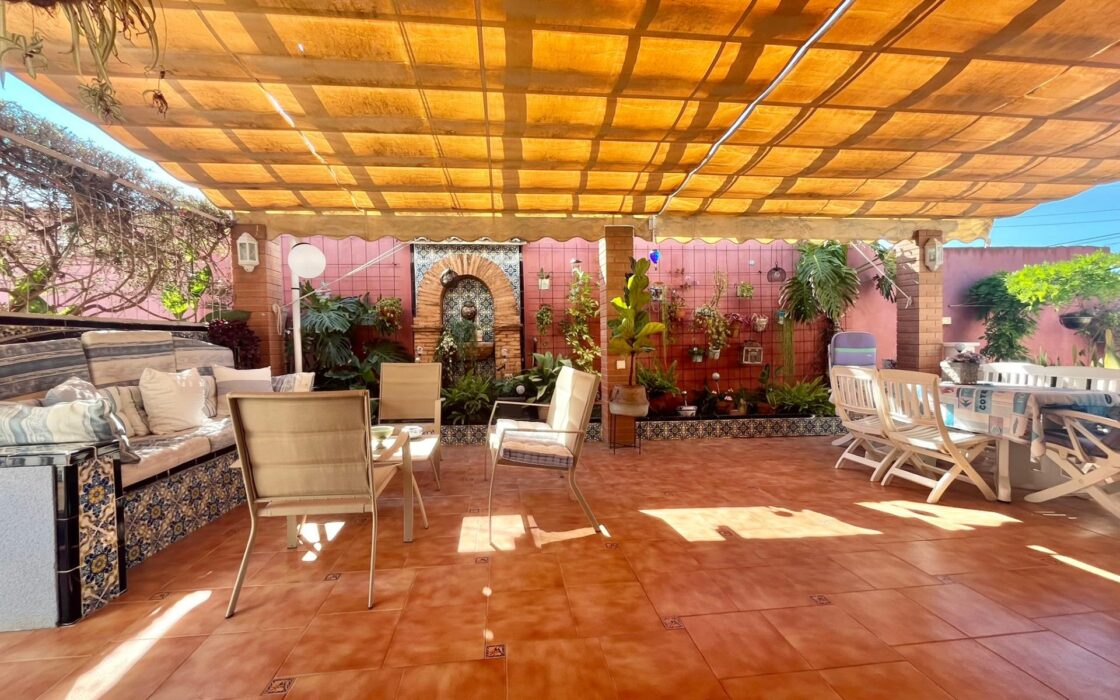 Вилла в Торревьехе 180 кв.м с террасой 1.5 км от моря