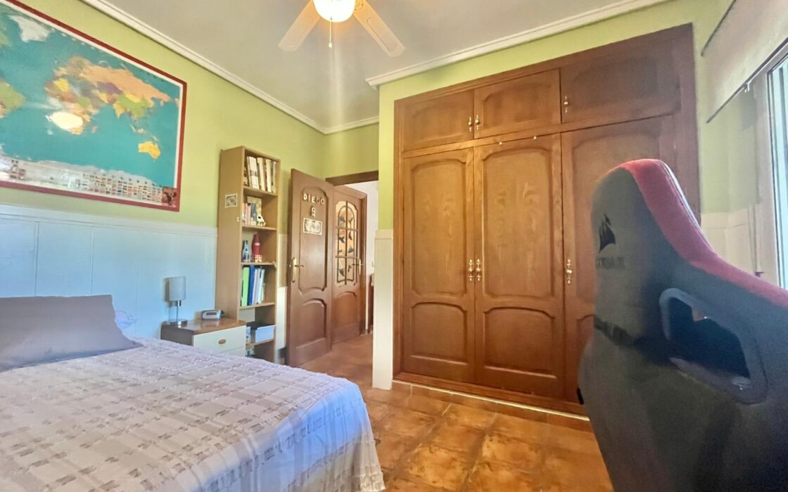 Вилла в Торревьехе 180 кв.м с террасой 1.5 км от моря