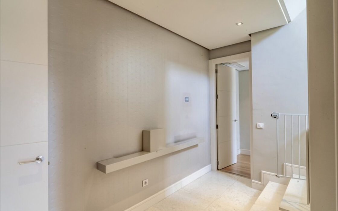 Вілла в Золотій милі, 573 кв.м, тераса, з меблями