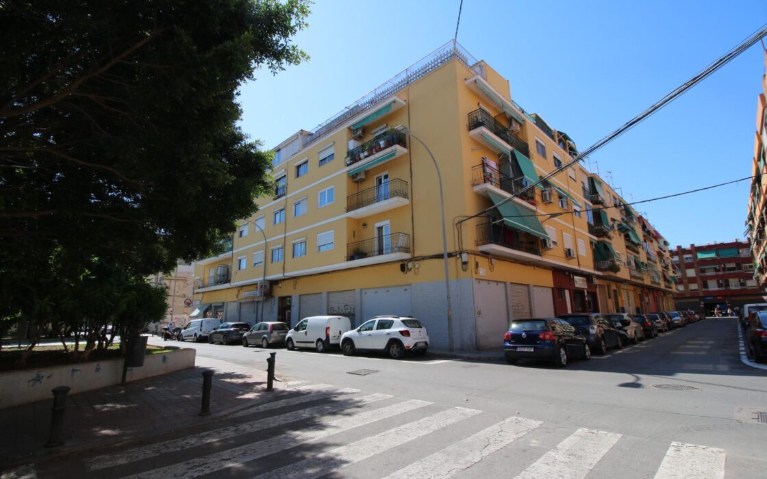 Апартаменты 80 кв.м с балконом в Аликанте