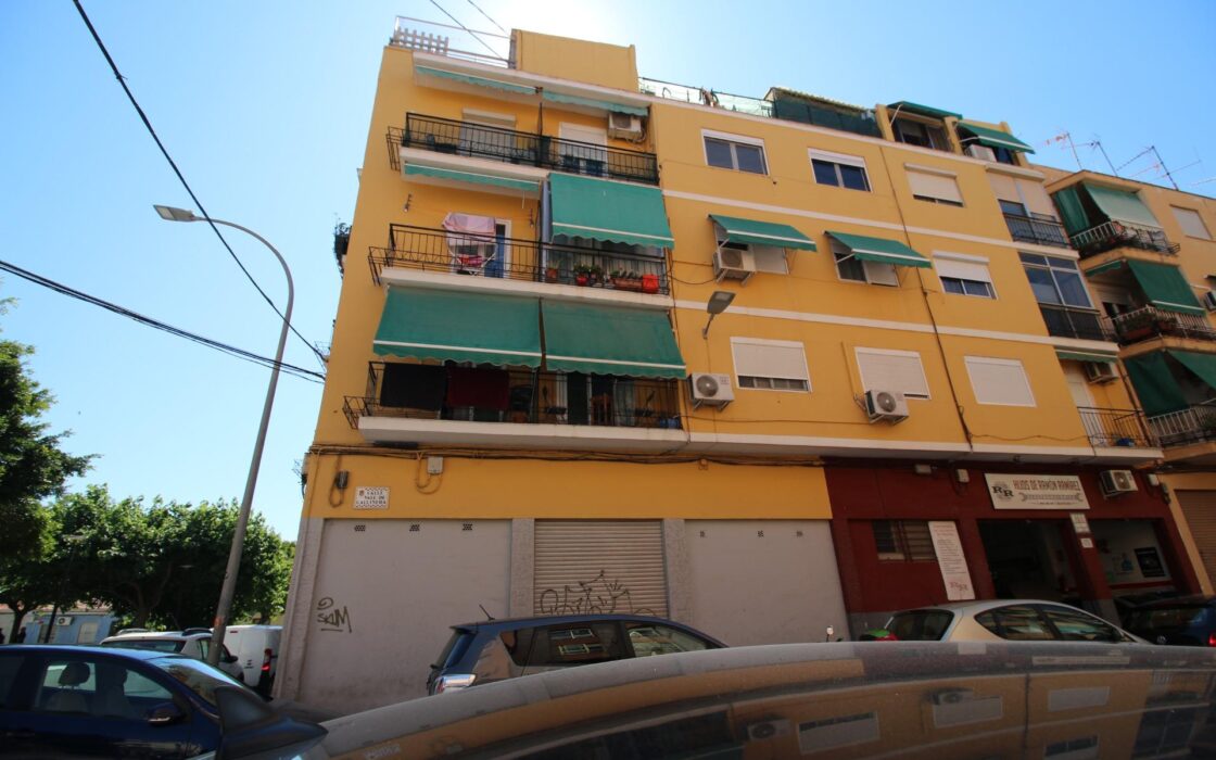 Апартаменты 80 кв.м с балконом в Аликанте