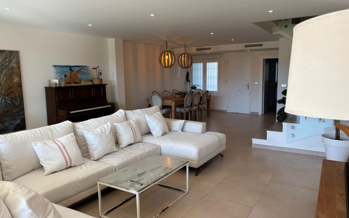 Дом в San Juan Playa 218 кв.м с террасой у моря