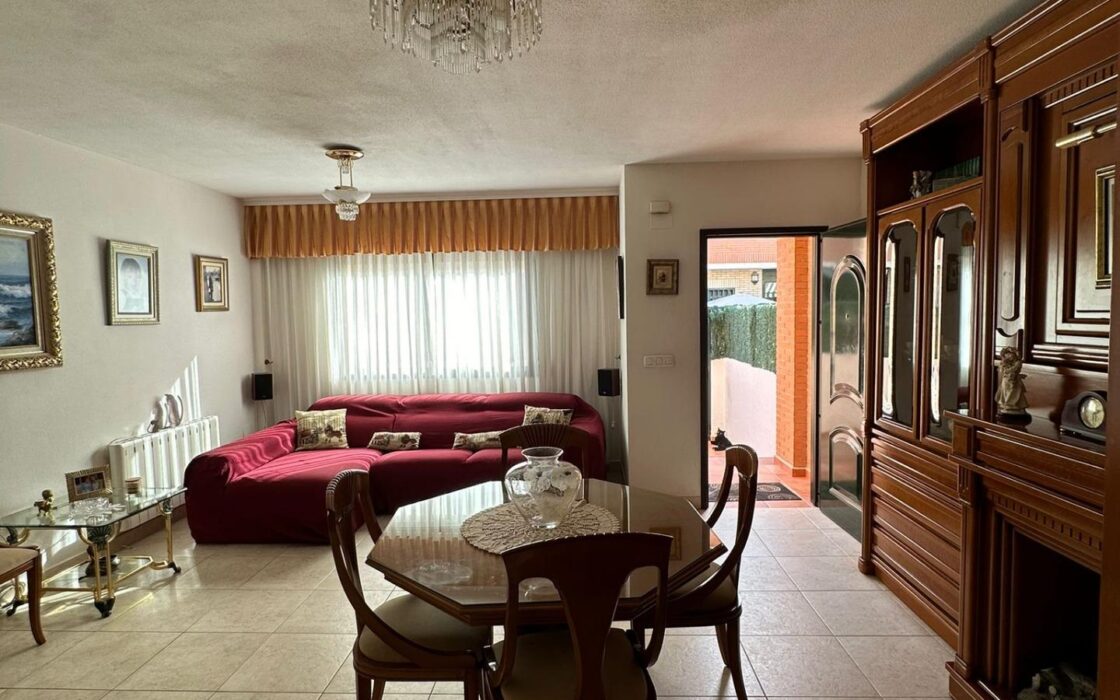 Будинок в Аліканте з терасою, 314 кв.м, 5 кімнат