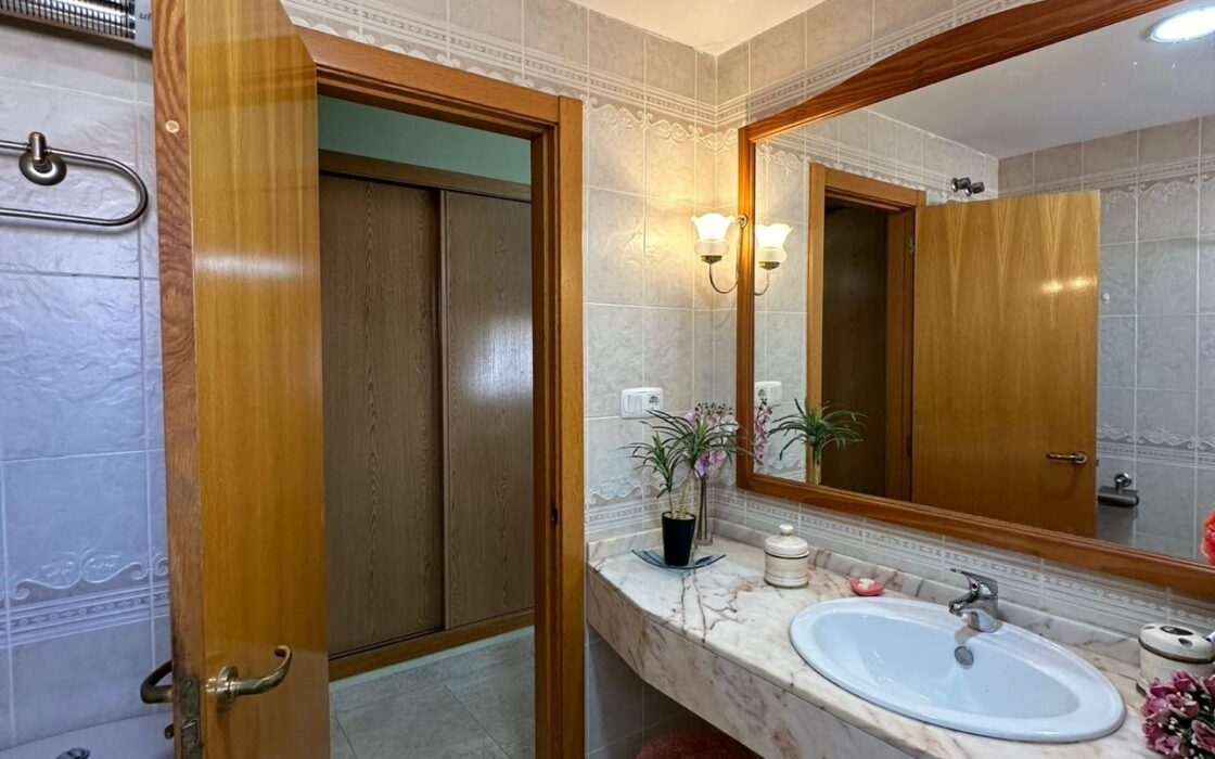 Будинок в Аліканте з терасою, 314 кв.м, 5 кімнат