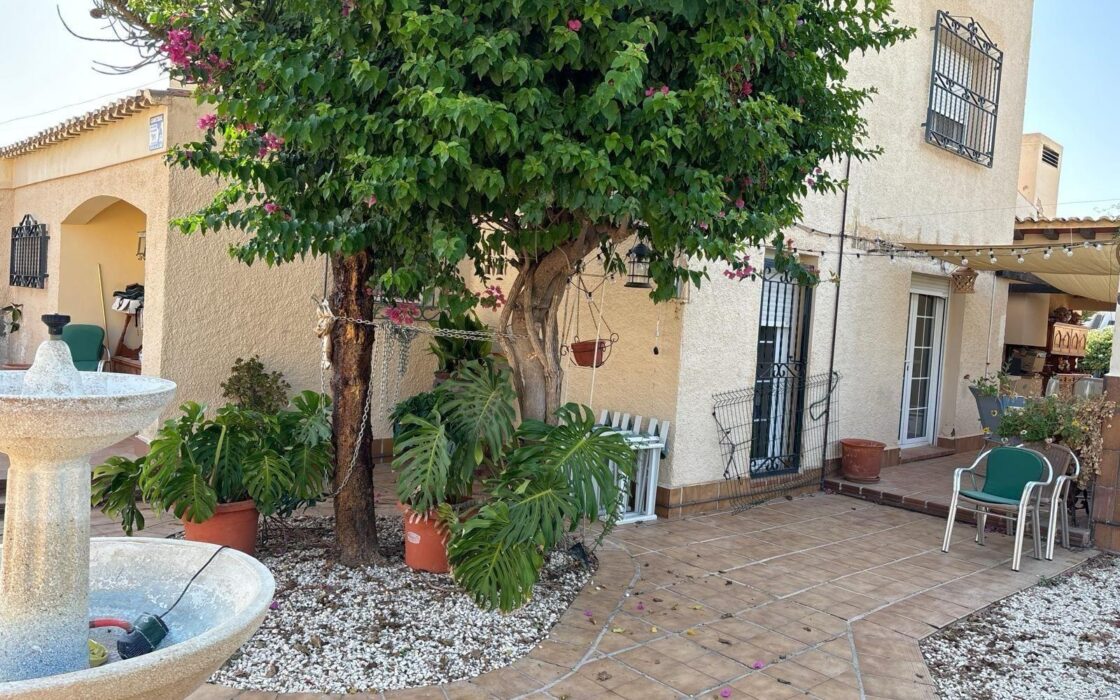 Вілла в Торрев’єсі 250 кв.м з басейном біля моря