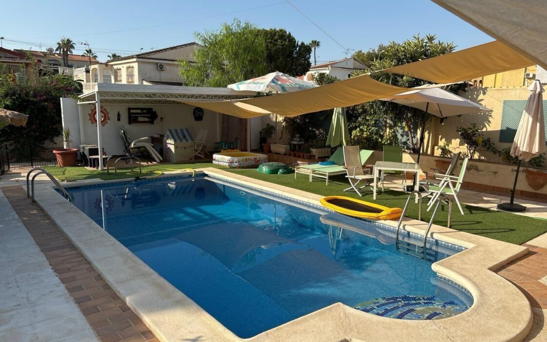 Вілла в Торрев’єсі 250 кв.м з басейном біля моря