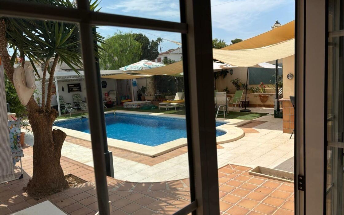 Вілла в Торрев’єсі 250 кв.м з басейном біля моря