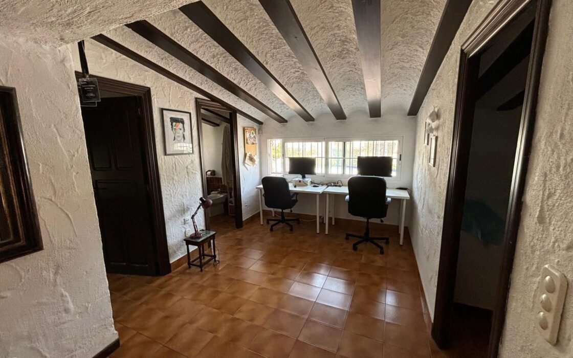 Вілла в Торрев’єсі 250 кв.м з басейном біля моря