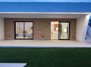 Вилла в Сьюдад Кесада 150 кв.м с бассейном у моря