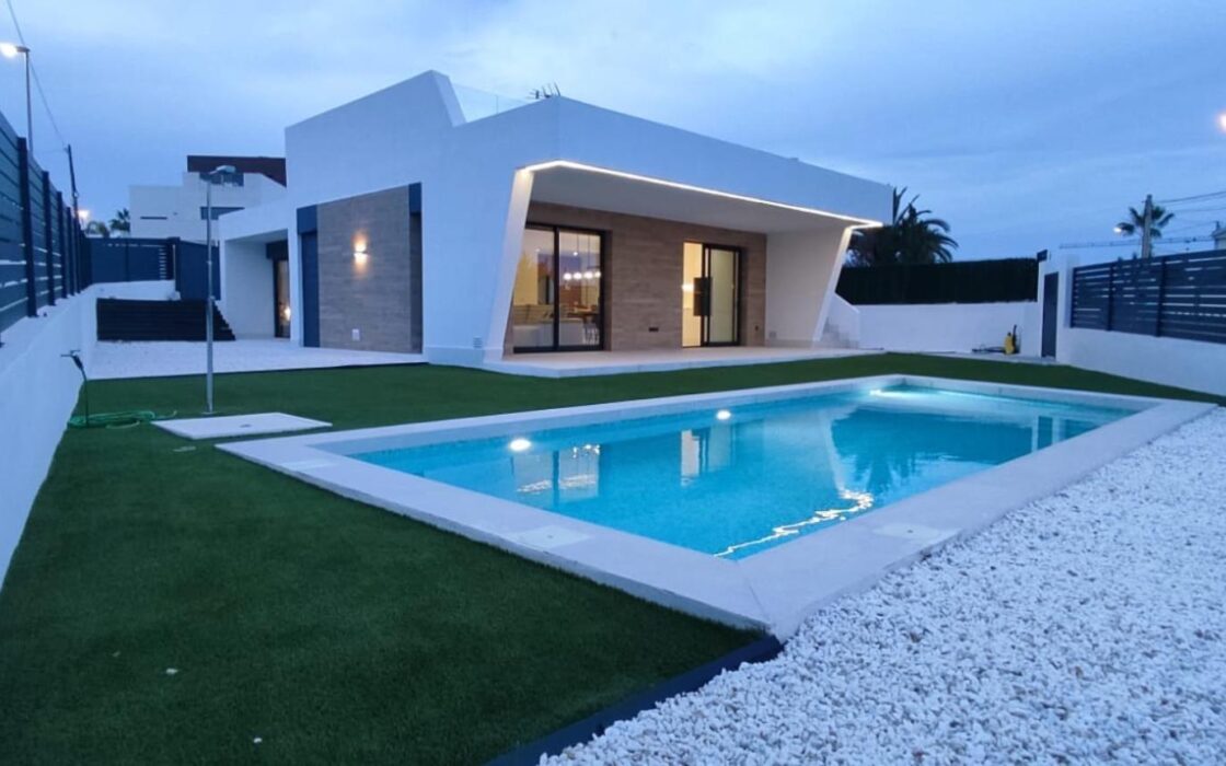 Вилла в Сьюдад Кесада 150 кв.м с бассейном у моря