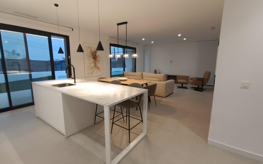 Вилла в Сьюдад Кесада 150 кв.м с бассейном у моря