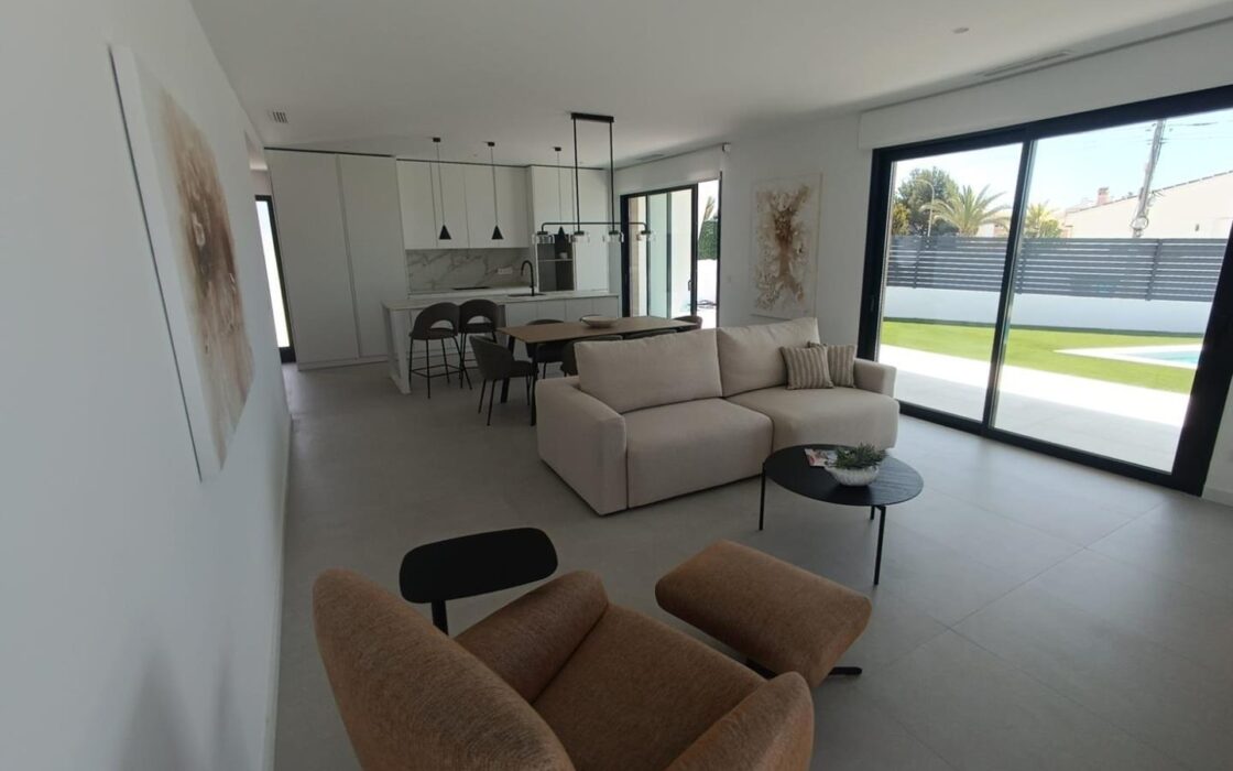 Вилла в Сьюдад Кесада 150 кв.м с бассейном у моря