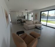 Вилла в Сьюдад Кесада 150 кв.м с бассейном у моря