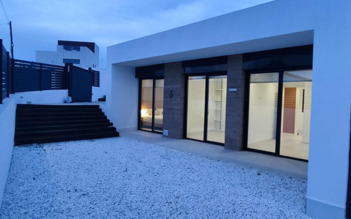 Вилла в Сьюдад Кесада 150 кв.м с бассейном у моря