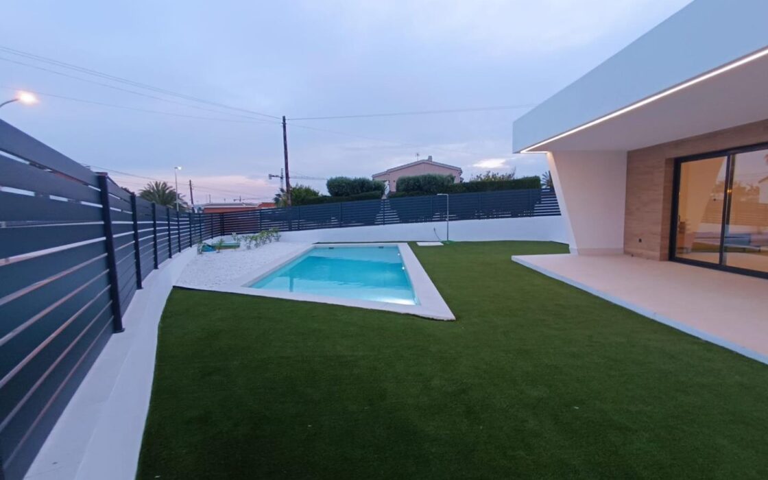 Вилла в Сьюдад Кесада 150 кв.м с бассейном у моря