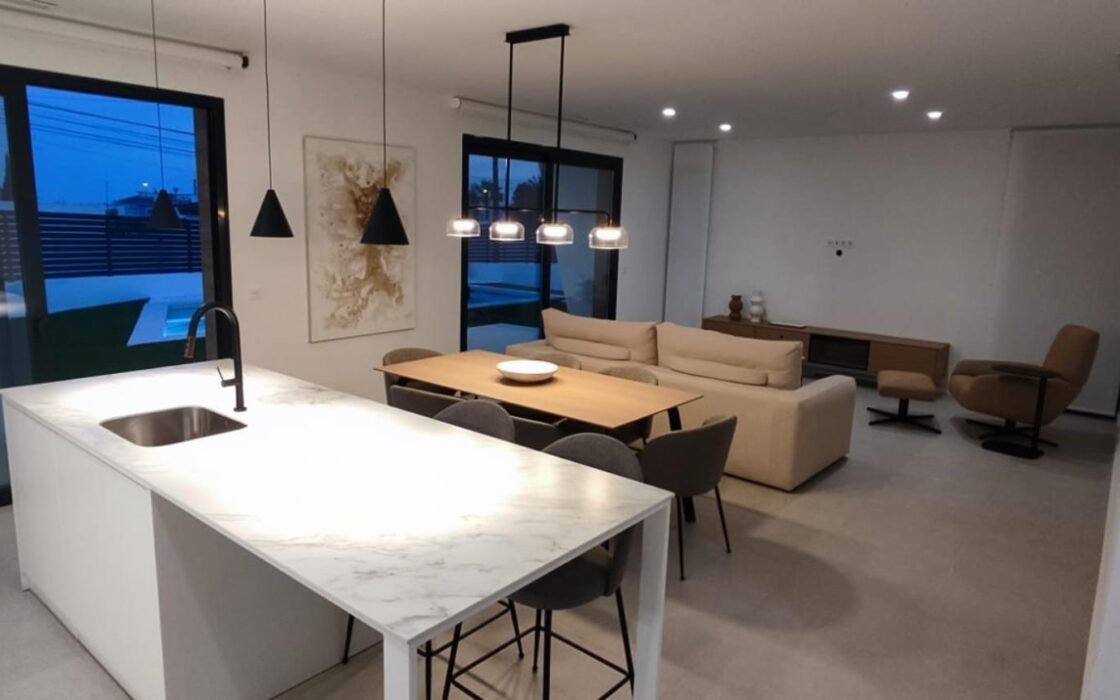 Вилла в Сьюдад Кесада 150 кв.м с бассейном у моря