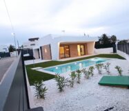 Вилла в Сьюдад Кесада 150 кв.м с бассейном у моря