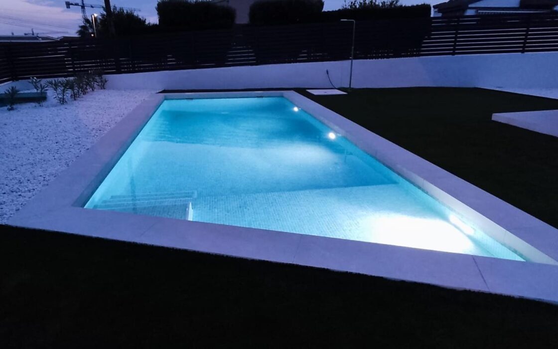 Вилла в Сьюдад Кесада 150 кв.м с бассейном у моря