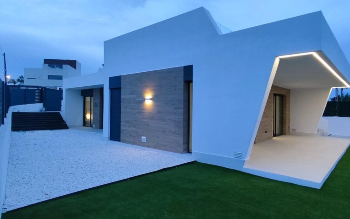 Вилла в Сьюдад Кесада 150 кв.м с бассейном у моря