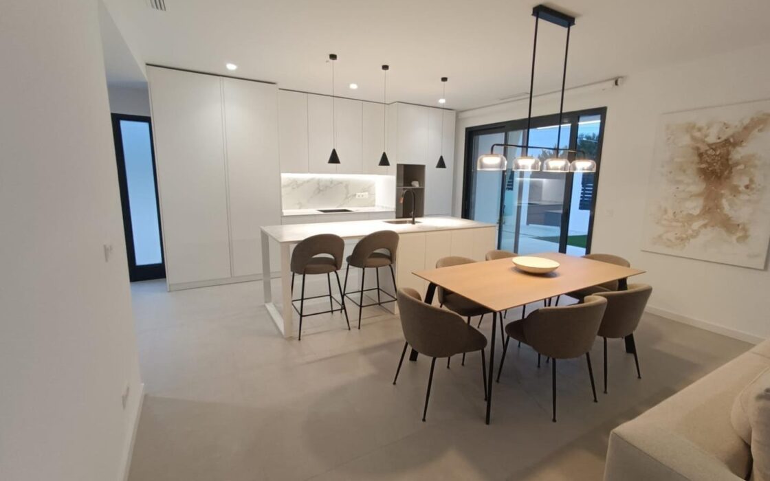 Вилла в Сьюдад Кесада 150 кв.м с бассейном у моря