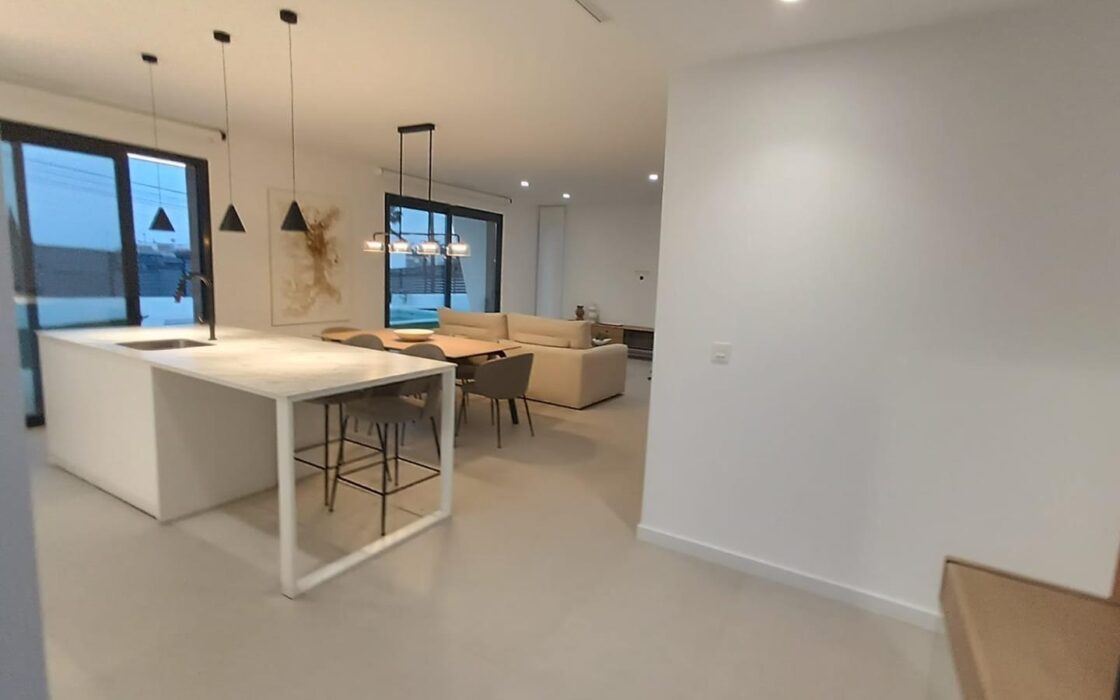 Вилла в Сьюдад Кесада 150 кв.м с бассейном у моря