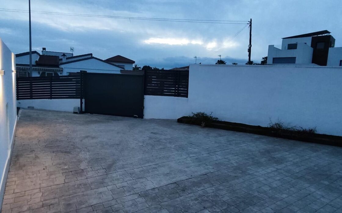 Вилла в Сьюдад Кесада 150 кв.м с бассейном у моря