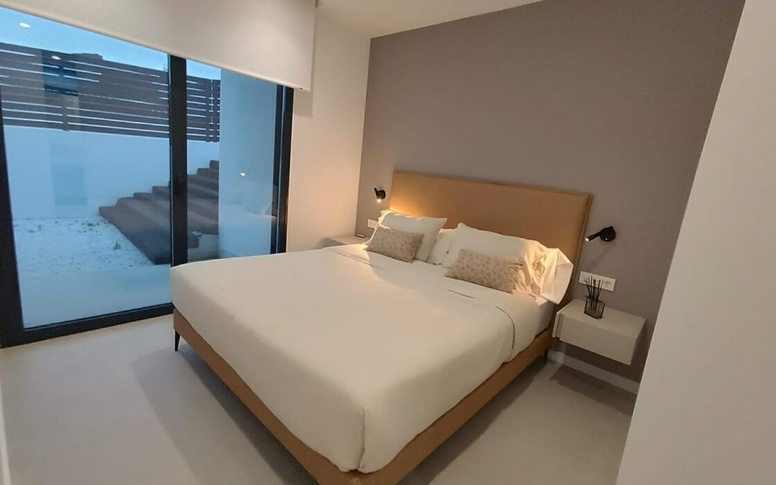 Вилла в Сьюдад Кесада 150 кв.м с бассейном у моря