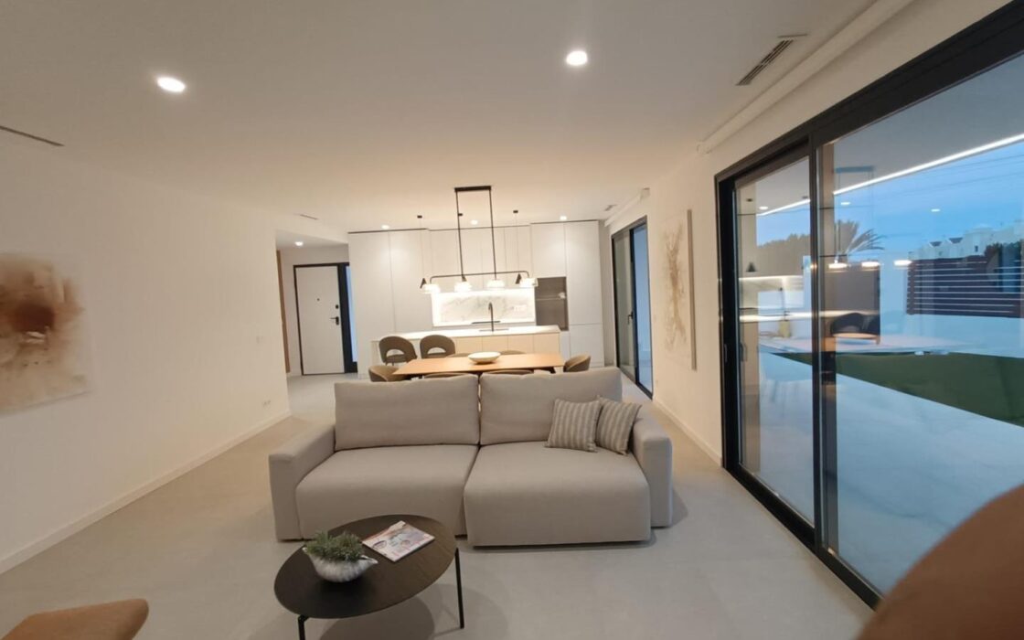 Вилла в Сьюдад Кесада 150 кв.м с бассейном у моря