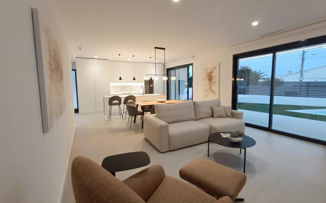 Вилла в Сьюдад Кесада 150 кв.м с бассейном у моря