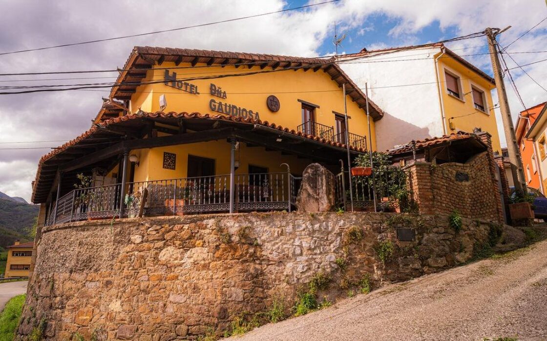 Отель в Пола дэ Лена 8 комнат вид на природу 200 кв.м