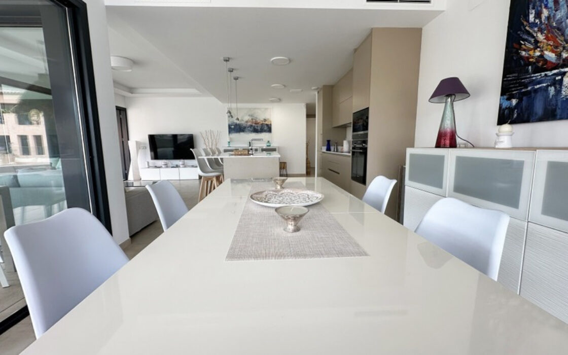 Апартаменти 3 кімнати в Естепоні з терасою 159 кв.м