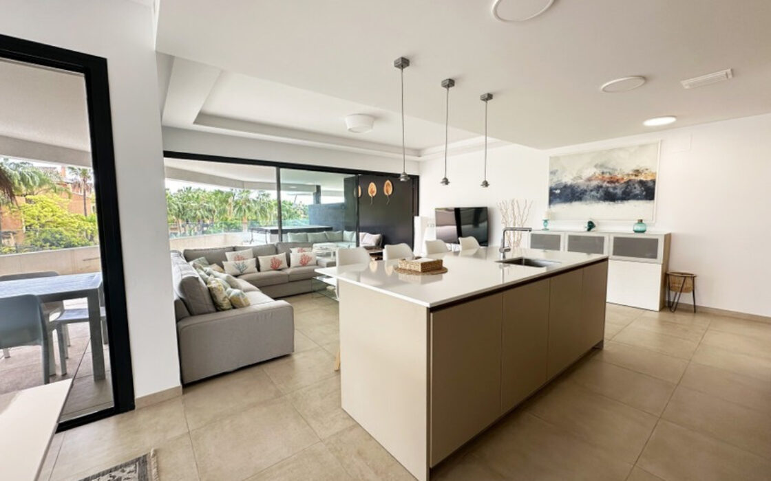 Апартаменти 3 кімнати в Естепоні з терасою 159 кв.м