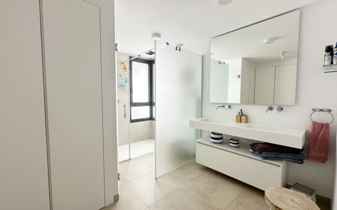 Апартаменти 3 кімнати в Естепоні з терасою 159 кв.м