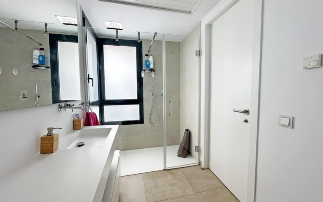 Апартаменти 3 кімнати в Естепоні з терасою 159 кв.м