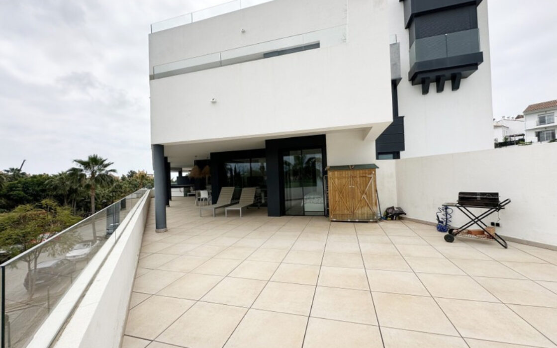 Апартаменти 3 кімнати в Естепоні з терасою 159 кв.м