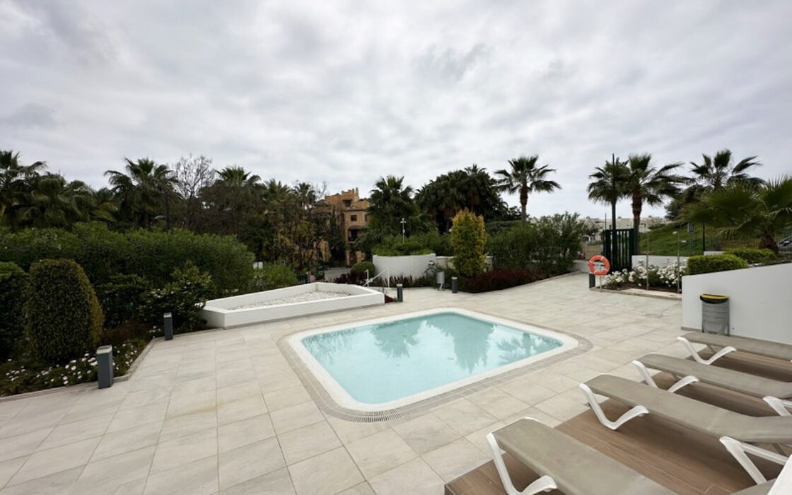 Апартаменти 3 кімнати в Естепоні з терасою 159 кв.м