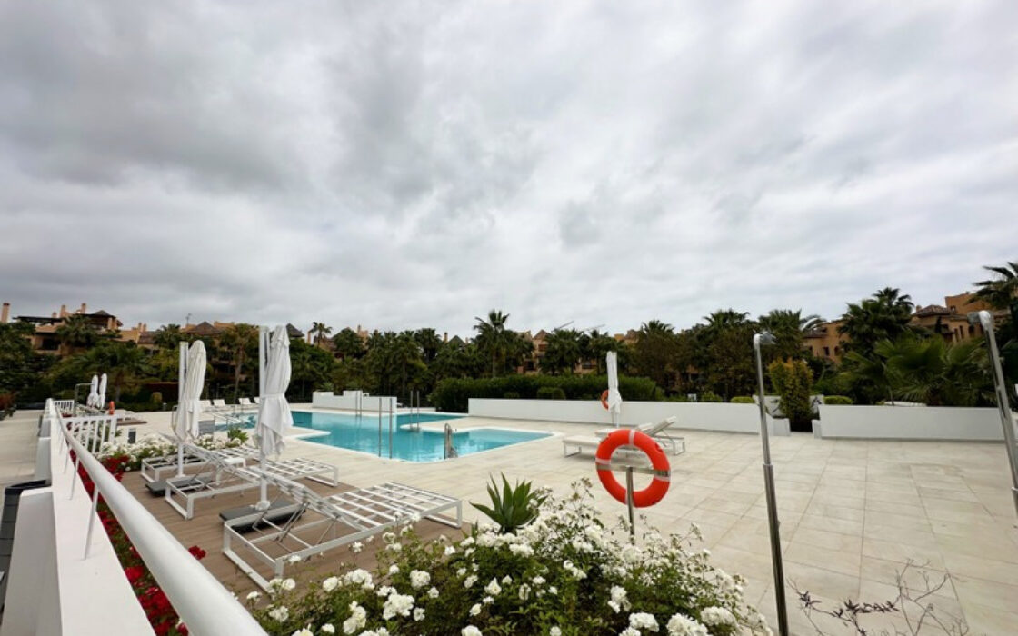 Апартаменти 3 кімнати в Естепоні з терасою 159 кв.м